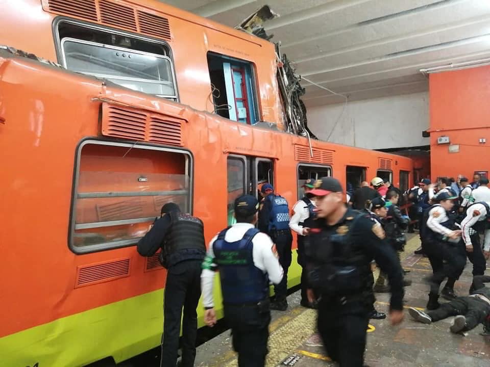 Choque de Metros en Estación Tacubaya. 🚨🚞 - 📸Oscar Izn